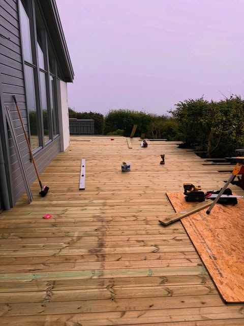 Pågående arbeid med terrasse på Fjøløy
